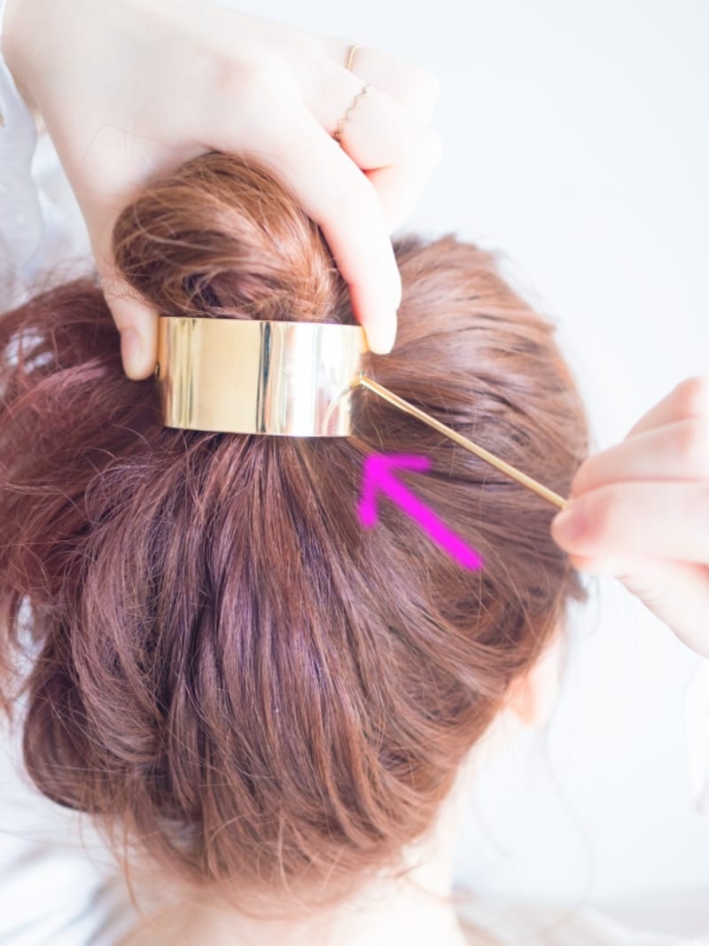 棒を穴に通したら、地肌に沿って斜め上方向に