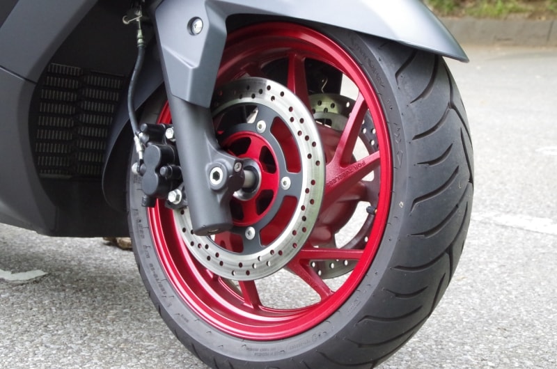 フロントブレーキはダブルディスクに２ポッドキャリパー。赤いホイールも特徴的