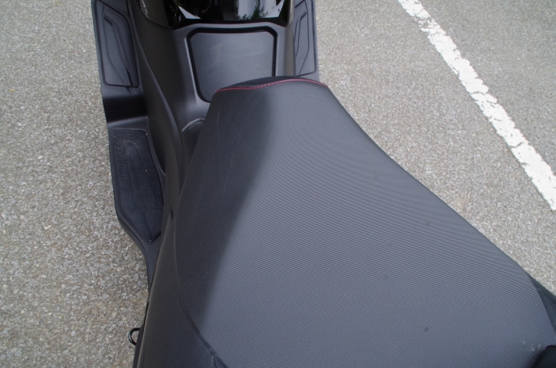 シートは先端が絞り込まれているので足つき性は良好でした