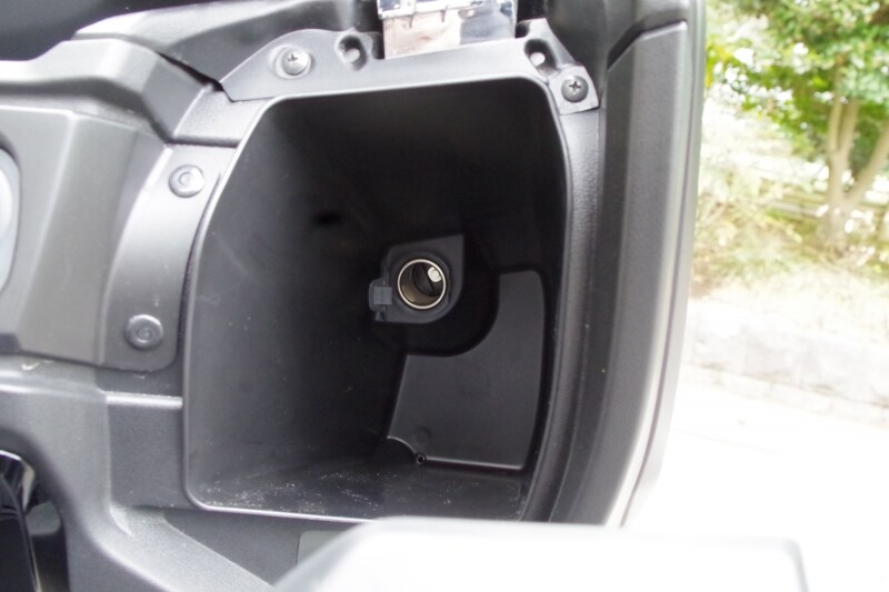 右側にはDCソケットがあるのでスマホなどの充電が可能