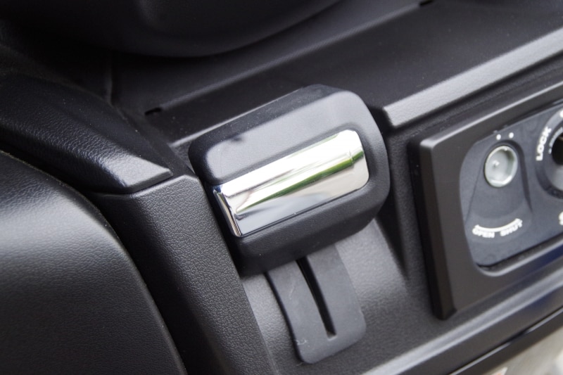 傾斜があるところで駐車する場合に便利なパーキングブレーキ