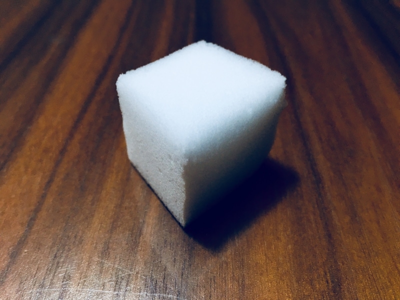 キッチンの水回りの頑固な汚れも簡単に落とすメラニンスポンジ。水を付けだけ洗剤要らずで白スニーカーもピカピカに!