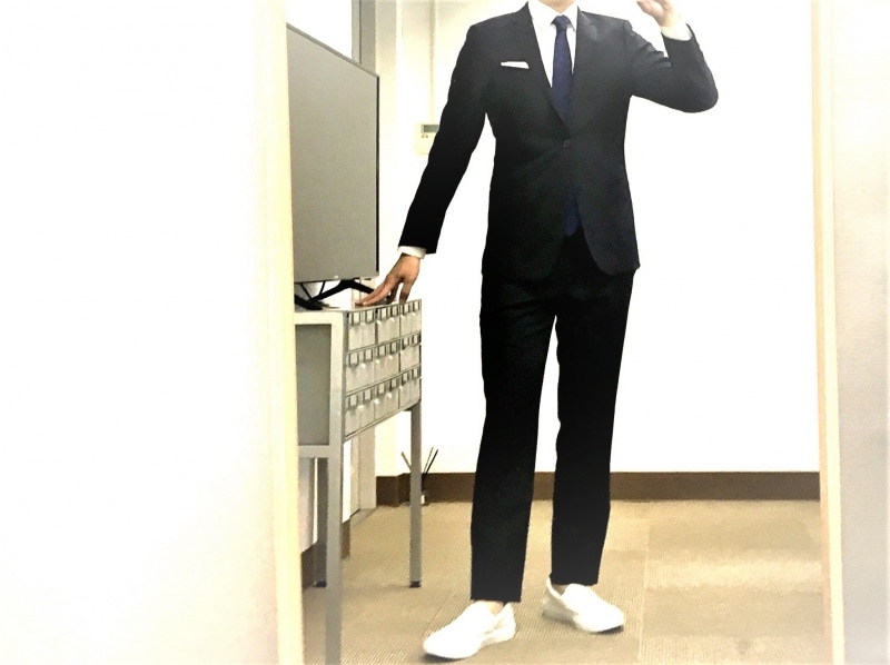 重厚感あるダークスーツに合わせるスニーカーはハードルが高い。なぜなら、軽快さが特徴であるスニーカーは重厚感あるスーツとジャンルがかけ離れているからです。