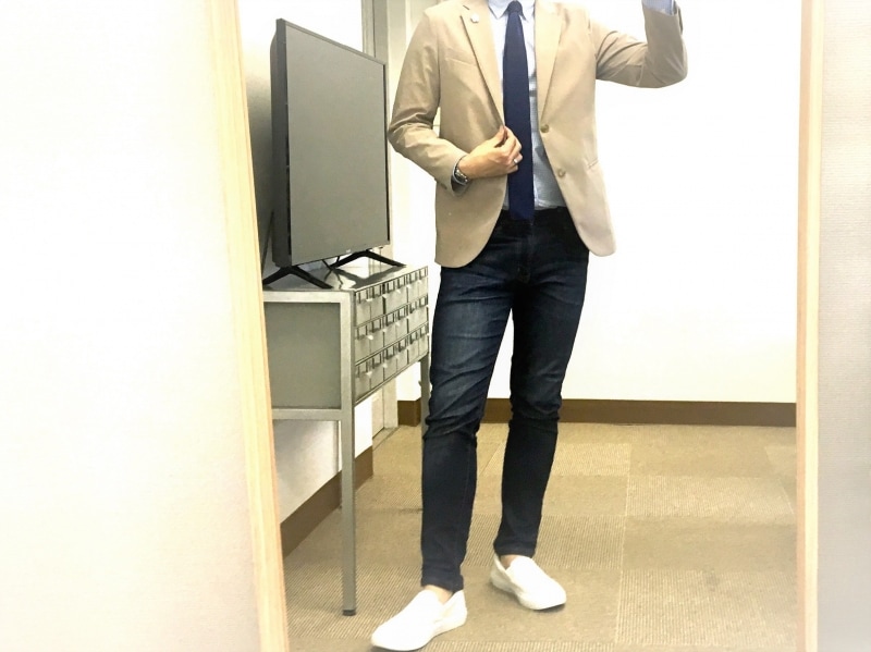 明るい色のジャケットやジーンズ・チノパン・ニットネクタイなどカジュアルに近いアイテムでつくるジャケパンはスニーカーと相性抜群です。