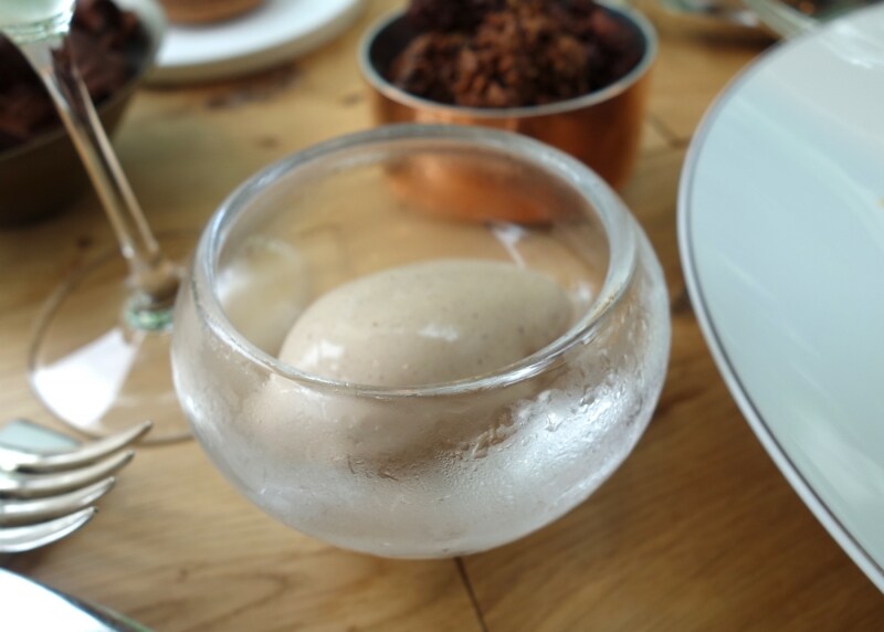 グラス・オ・グリュエ（カカオニブを使ったソルベ）