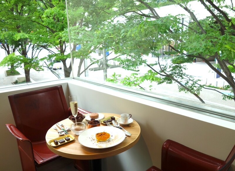 けやき坂をながめながらショコラの時間を