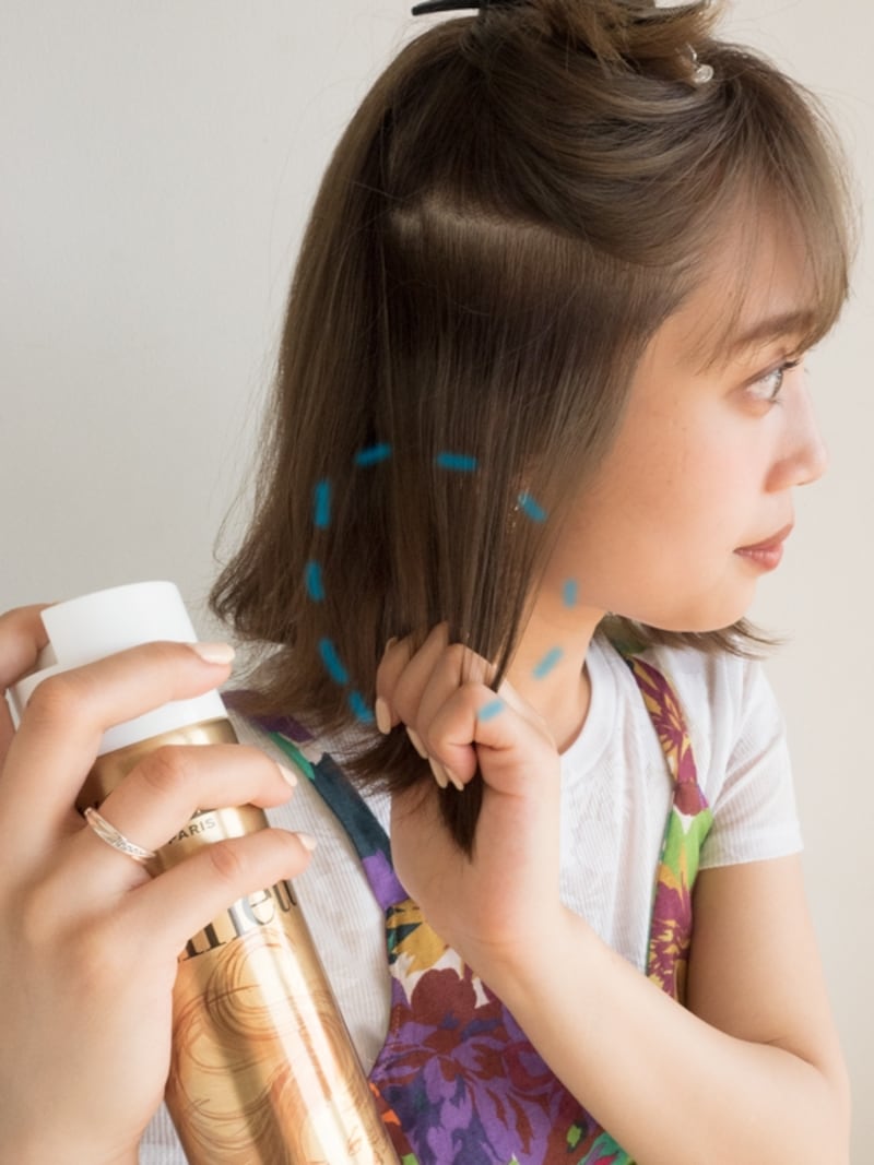 中間から毛先にかけてスプレーをかける