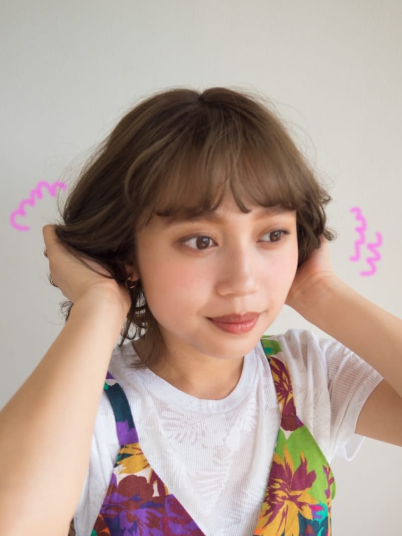 毛先を握りながらワックスを揉み込む