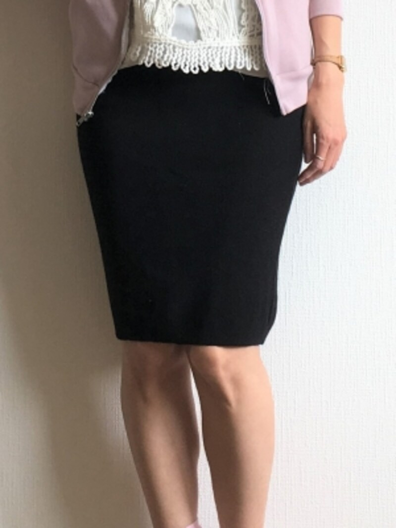今年はとにかく長め丈がトレンドなので、このような短め丈はNGです