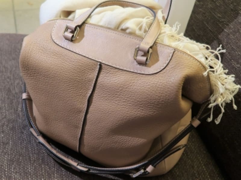 ひとつあると便利すぎて手放せなくなる、淡い中間色のバッグ＆靴は春夏に必須