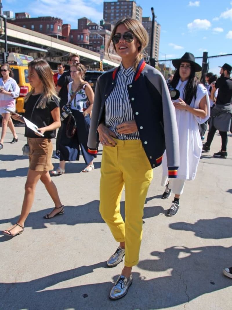 イエローのアンクルパンツ