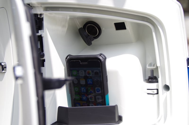 ハンドル右下のグローブボックスは実質スマホ充電スタンドといえる。