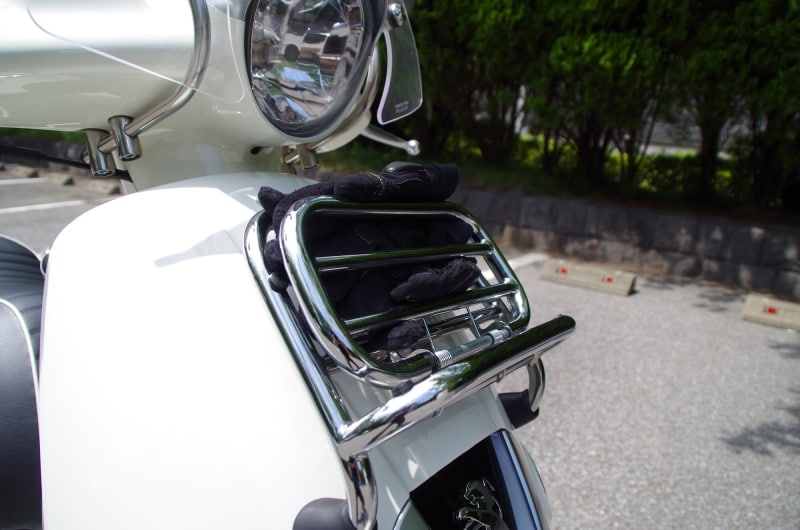 フロントキャリアは物を挟んでおく事ができる