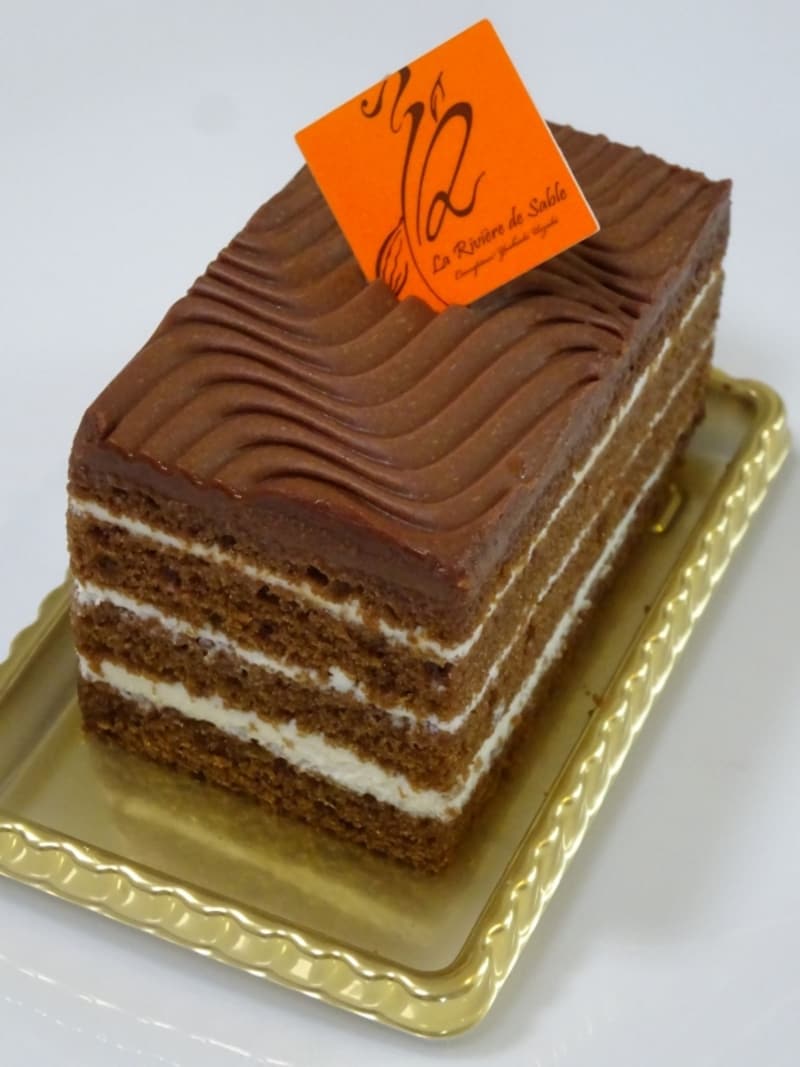 「ローレル」にはカット販売もある（税別420円）