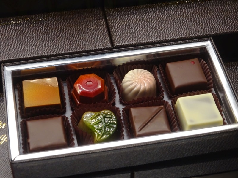 「ラ・リヴィエ・ドゥ・サーブル」の「ボンボンショコラ8個入りギフト」(税別2,090円)