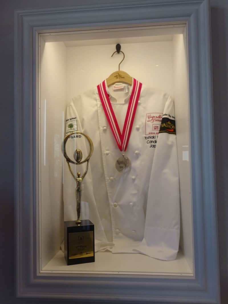 「ラ・リヴィエ・ドゥ・サーブル」に飾られた、植崎シェフの世界大会出場時のメダルやコックコート
