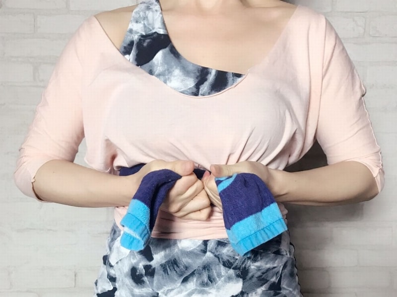 タオルを使って絞るようにし、肋骨をしっかり閉じる