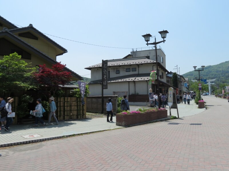 飲食店が軒を連ねる長瀞駅から宝登山に向かう通り