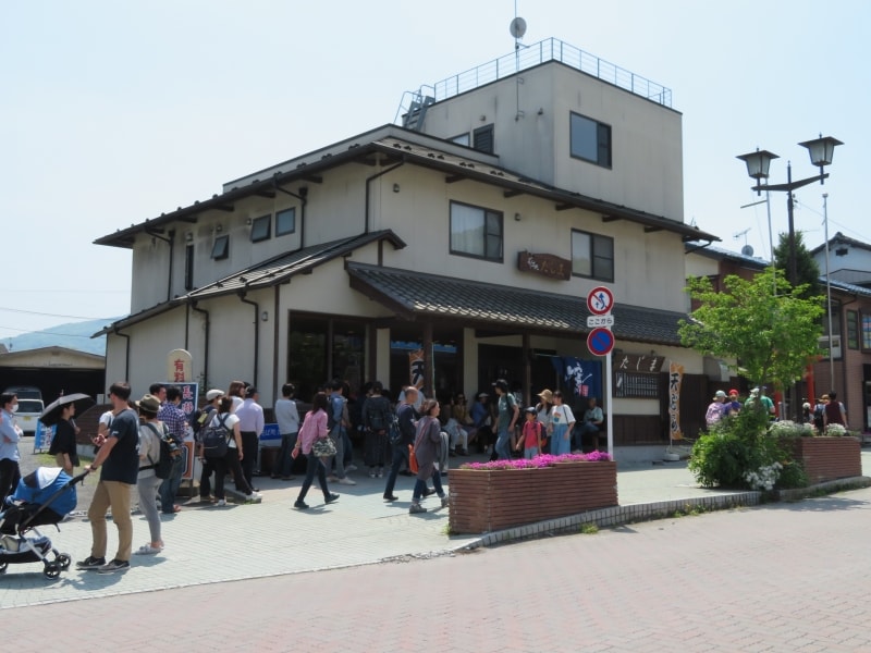 長い行列が店を囲む秩父そば店「たじま」