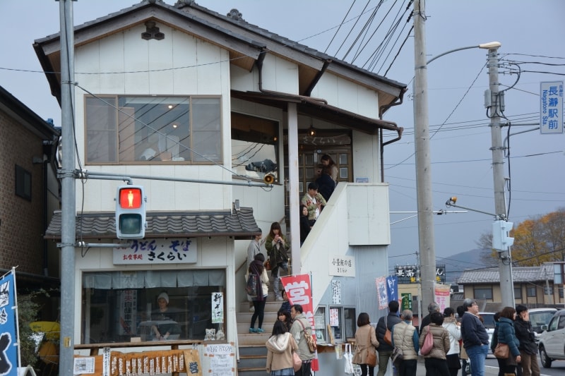 宝登山神社の一の鳥居前に店を構える「さくらい」