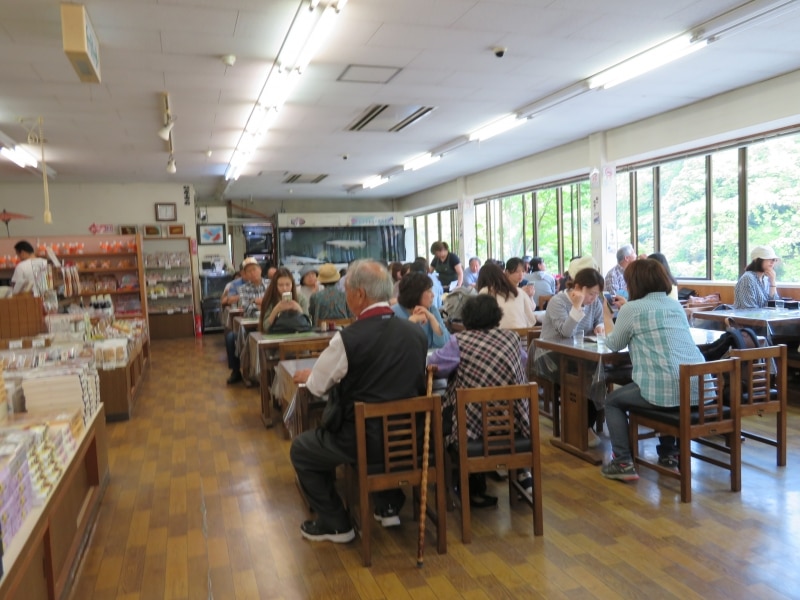 岩畳の河原を見下ろしながら食事ができる「見晴」