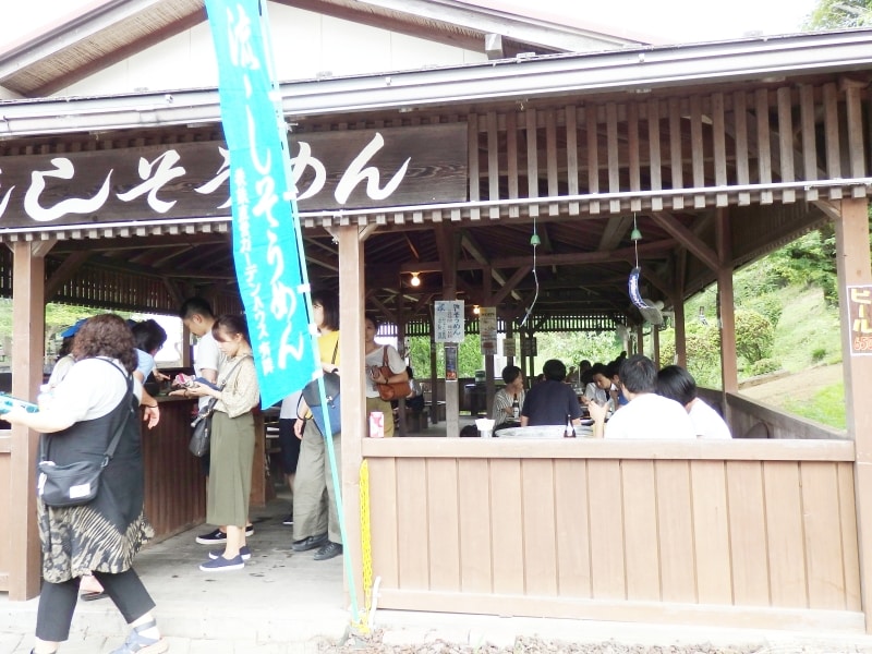 夏季にオープンする「ガーデンテラス有隣」の「流しそうめん」小屋