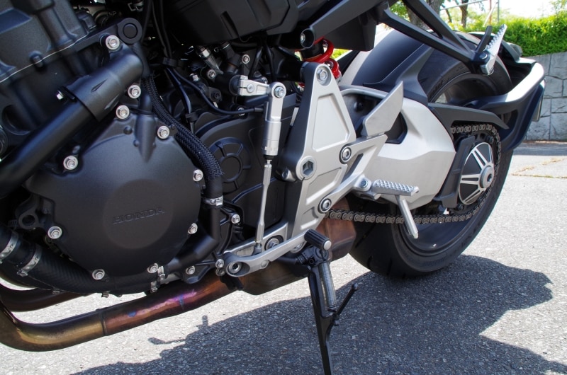 シフトチェンジの際にセンサーが反応してクラッチ操作を不要にするクイックシフター