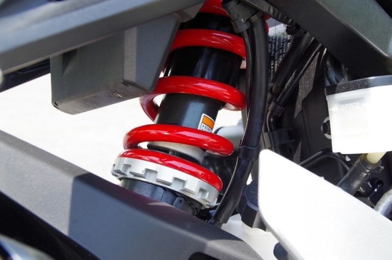 リアサスペンションのセッティングを変えると足つき性は改善される