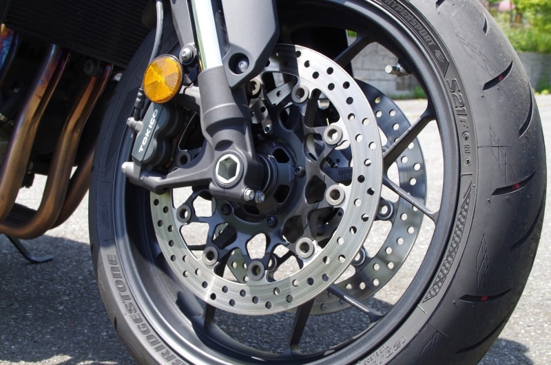 ブレーキはダブルディスクに対向の4ポッドキャリパーをラジアルマウント