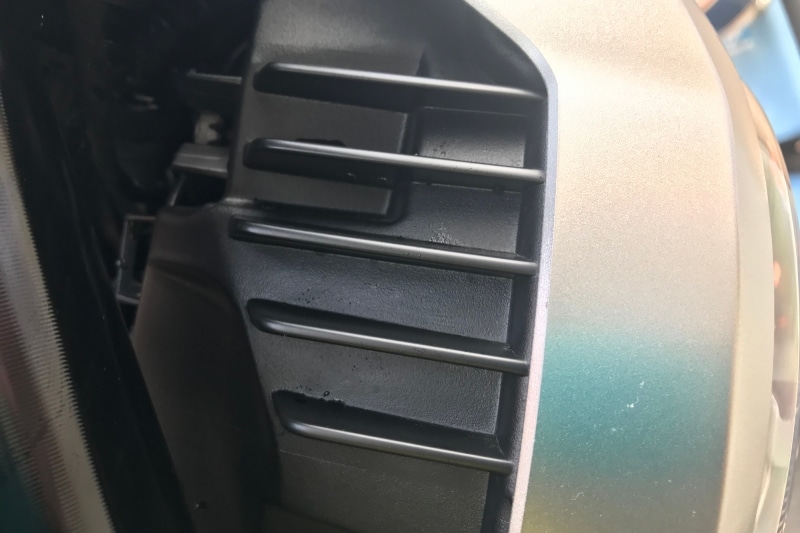 当然CB125Rよりヘッドライトは明るい。放熱の為のフィンがついていました。