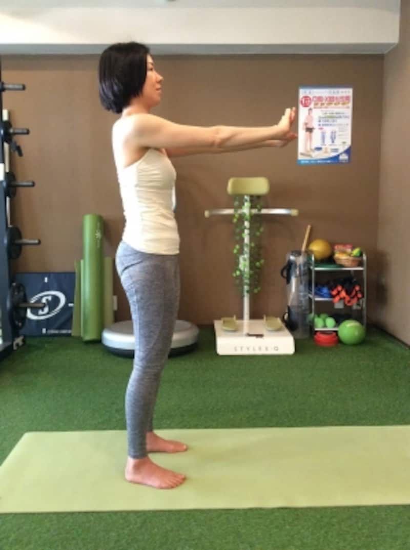 1. 足を肩幅に開き、両手を前に伸ばします。
