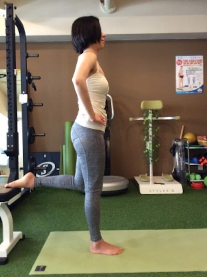 3. 2秒でカラダを起こし、1. の姿勢まで戻ります。