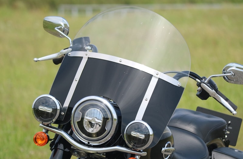 ヘッドライトはLED仕様になって表情が一変。さらに路面による太陽光の照り返しを遮るブラックコーティングがウインドスクリーンに施されるなど、より良い進化を遂げている