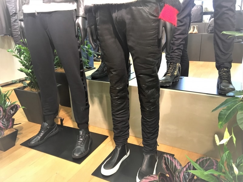 ジョグジーンズを発明したジーンズメーカーのひとつといわれているDIESELのジョグジーンズ。その功績は大きく、現在ではユニクロはじめあらゆるショップで売られている。