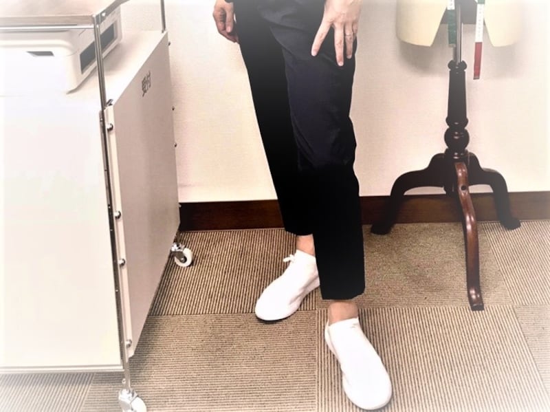 スニーカーにパンツ生地がかぶさらない程度のパンツ丈。画像はくるぶしが見える程度のアンクル丈。運動会ファッションとして考えるならばここまで短くする必要はない。