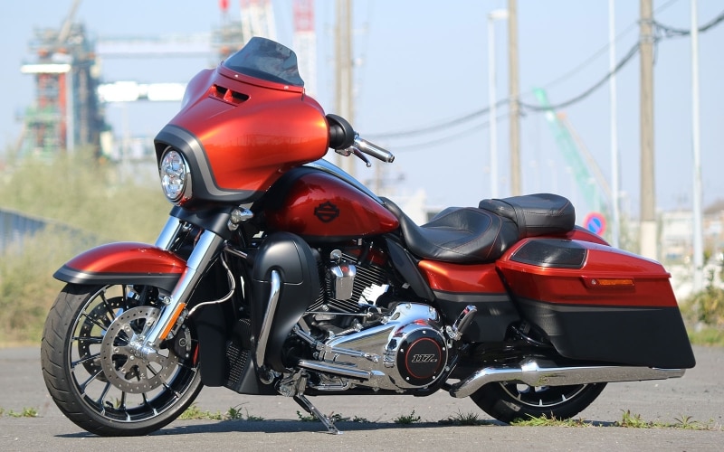 実はフロント19/リア18インチホイールと、クラシックスポーツバイクのフットワークを備えるハーレーダビッドソン CVO ストリートグライド(2018年モデル)