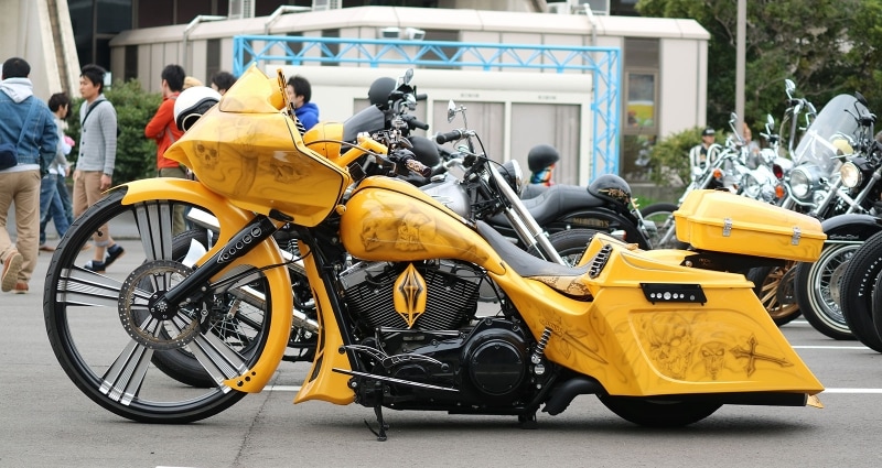 規格外のフロントホイールに滑らかなシルエットのリアエンド、うずたかいハンドルバー、そして個性的なグラフィック……ストリートグライドでバガーカスタムを極める!