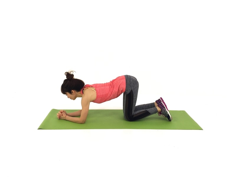 年齢不詳背中引き締めエクサ1undefined両膝、両肘を床につけ手を組み、ドローイング