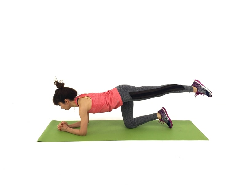 年齢不詳背中引き締めエクサ2undefined左脚を腰の高さに伸ばす