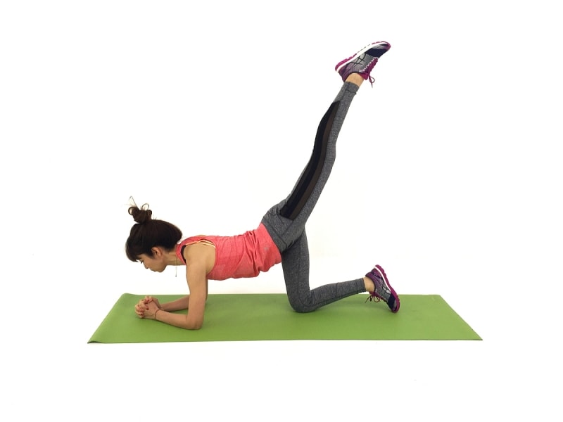 年齢不詳背中引き締めエクサ3undefined左脚を天井方向に伸ばします