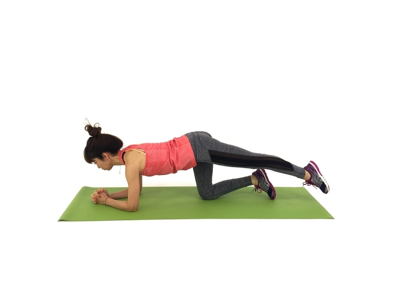 年齢不詳背中引き締めエクサ4undefined左脚を床ギリギリまでおろしましょう