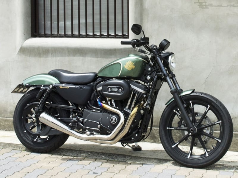 大阪のカスタムショップ［TRAMP CYCLE］による、乗りやすさ&操りやすさを高めたストリートバイクへと生まれ変わったアイアン883のカスタム例