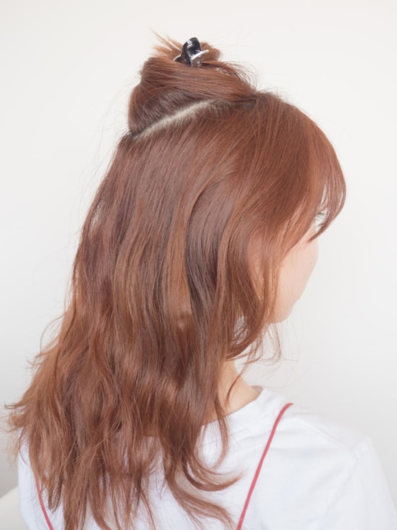 トップの髪を取り、上下に分ける