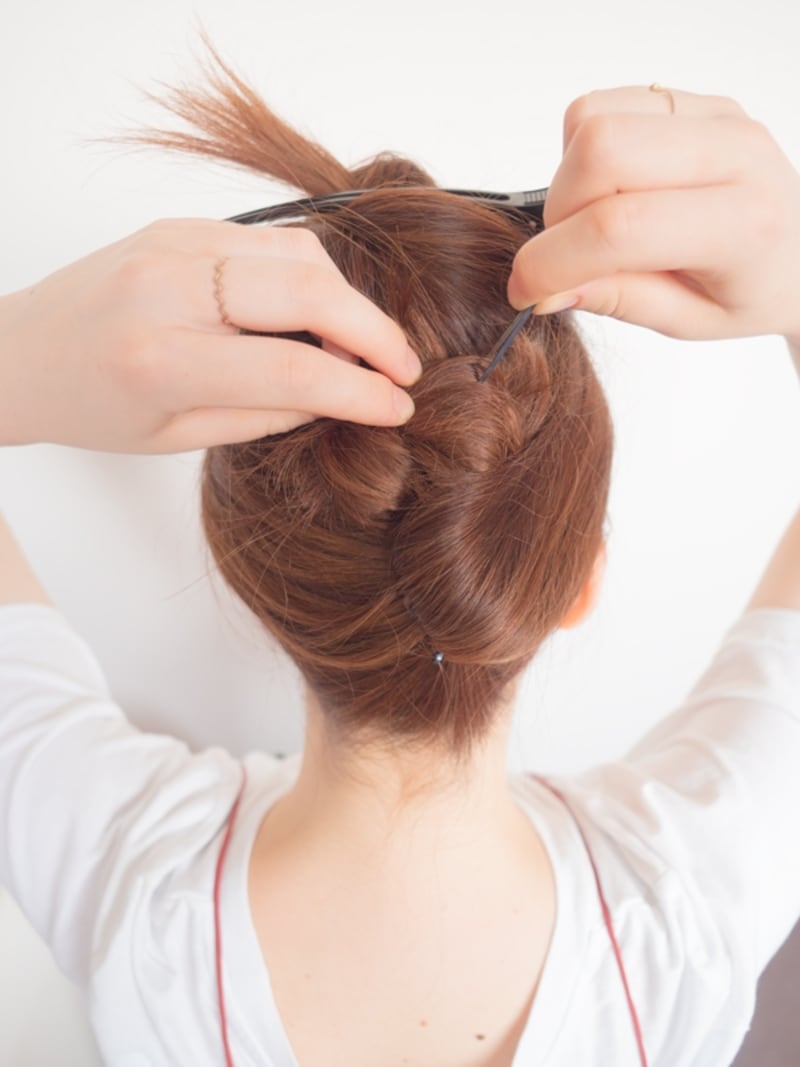 毛先を折り込み、ピンで留める