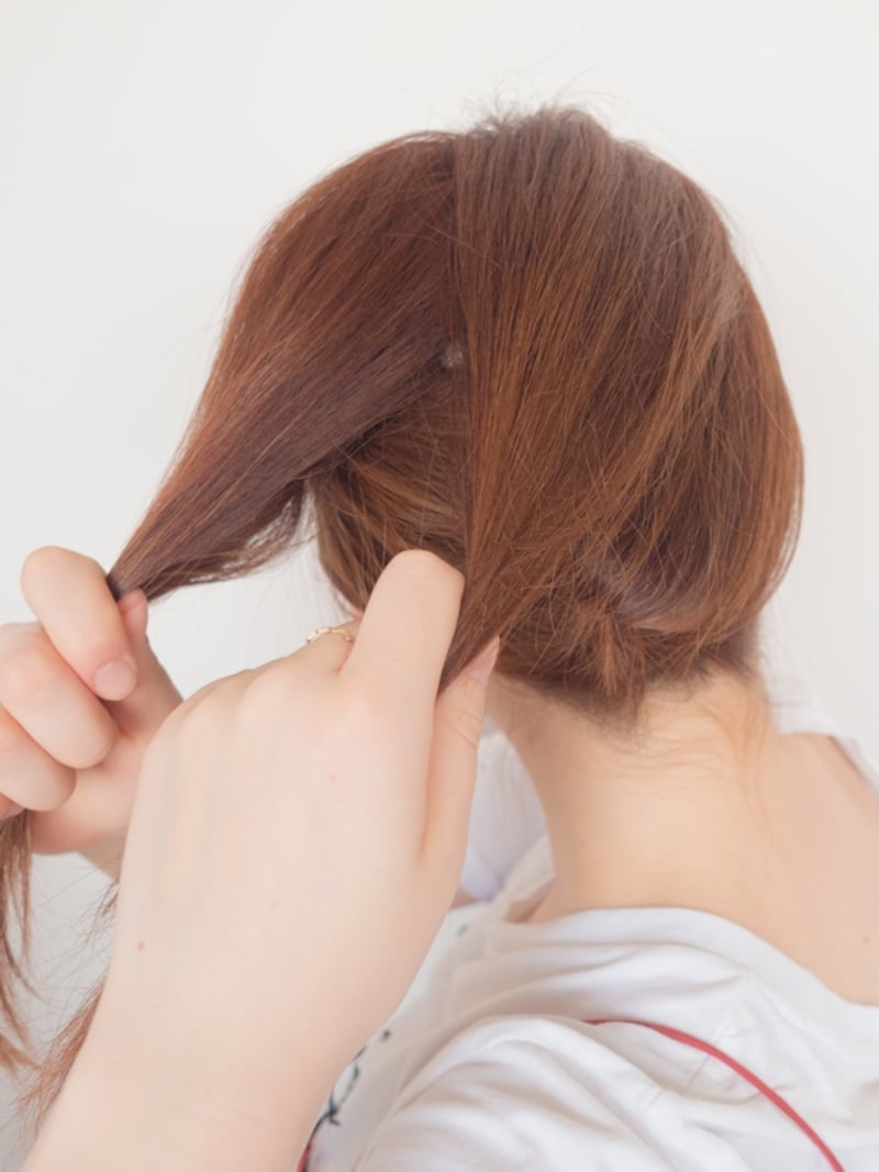 トップの毛束を2つに分ける