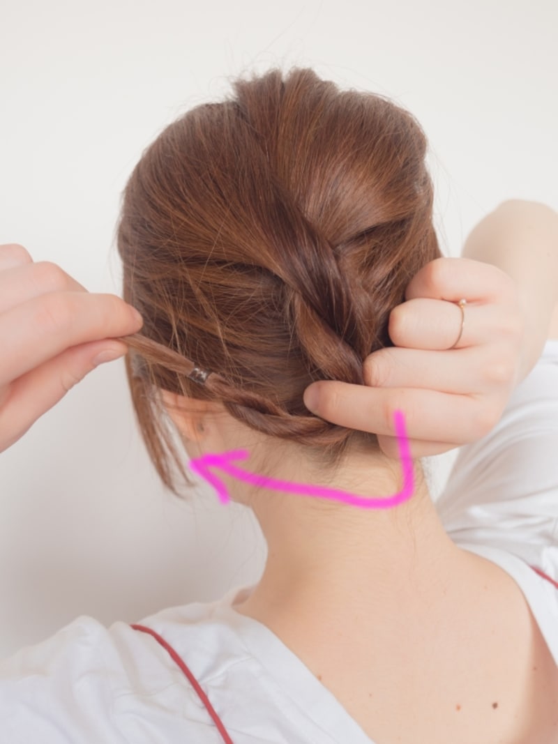 ロープ編みを半分に折りたたみ、毛先を隠す