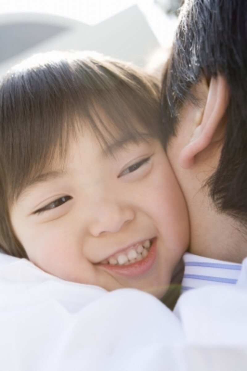 「大好きよ」と抱きしめることは子どもの内に「自分は大切」という気持ちを育みます
