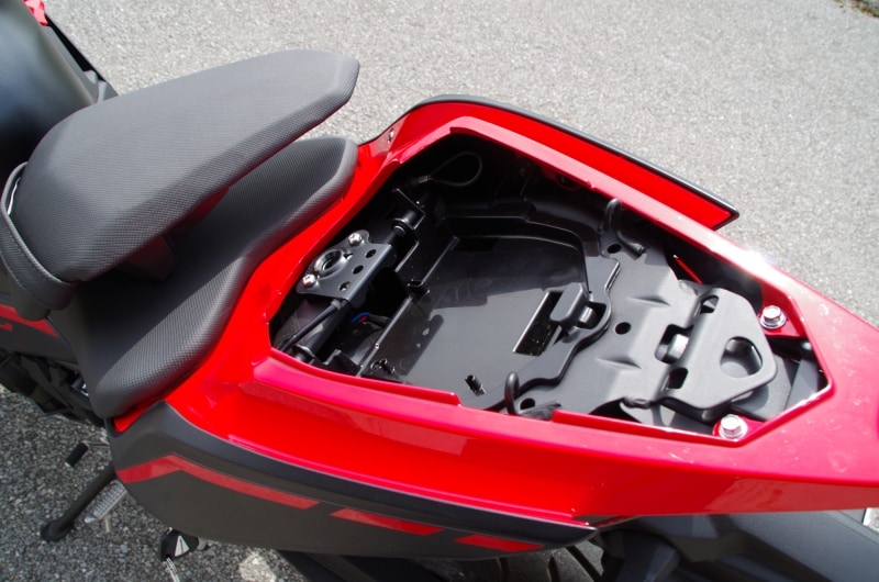 ニンジャ250undefined2018年式のリアシート下は二層式になっていて意外と収納力がある