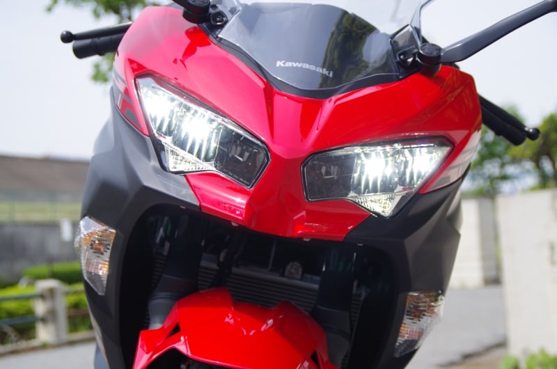 二眼のヘッドライトはLED化された