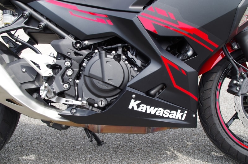 カウルが装着されているので見えないが2018年モデルのニンジャ250はエンジンが一新！馬力が大幅にアップした
